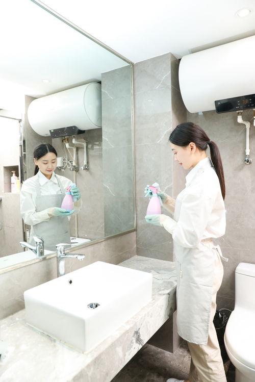 保姆保潔服務，以女性人物攝影圖展現清潔行業的專業與溫情